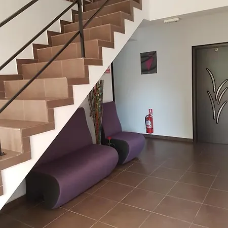 House 1 2* אפורי נורד